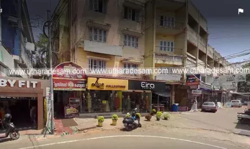 പതിറ്റാണ്ടുകളുടെ ചരിത്രമുറങ്ങുന്ന ആലിയ ലോഡ്ജ് വിസ്മൃതിയിലേക്ക് പതിറ്റാണ്ടുകളുടെ ചരിത്രമുറങ്ങുന്ന ആലിയ ലോഡ്ജ് വിസ്മൃതിയിലേക്ക്