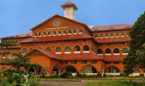 ചോദ്യക്കലാസ് ചോര്‍ച്ചക്കേസില്‍ ഒളിവില്‍ പോയ പ്രിന്‍സിപ്പലിനെ കണ്ടെത്താന്‍ അന്വേഷണം വ്യാപിപ്പിച്ചു; 9 വിദ്യാര്‍ത്ഥികളില്‍ നിന്നും 4 അധ്യാപകരില്‍ നിന്നും പൊലീസ് മൊഴിയെടുത്തു