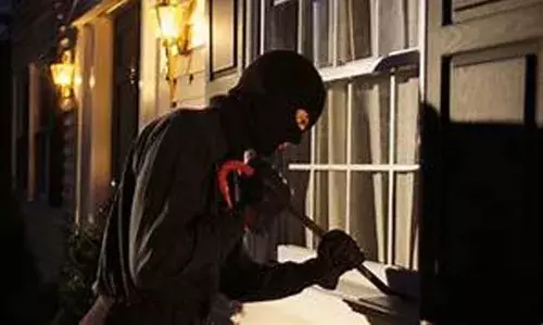 കുഡ് ലു ശാസ്ത നഗറില്‍ വീടിന്റെ അടുക്കള ഭാഗത്തെ വാതില്‍ കുത്തിത്തുറന്ന് സ്വര്‍ണവും പണവും കവര്‍ന്നു