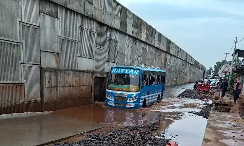 വെള്ളക്കെട്ടിന് പരിഹാരമായില്ല: സര്വീസ് റോഡ് പ്രവൃത്തിയില് വീണ്ടും അനിശ്ചിതത്വം വെള്ളക്കെട്ടിന് പരിഹാരമായില്ല: സര്വീസ് റോഡ് പ്രവൃത്തിയില് വീണ്ടും അനിശ്ചിതത്വം