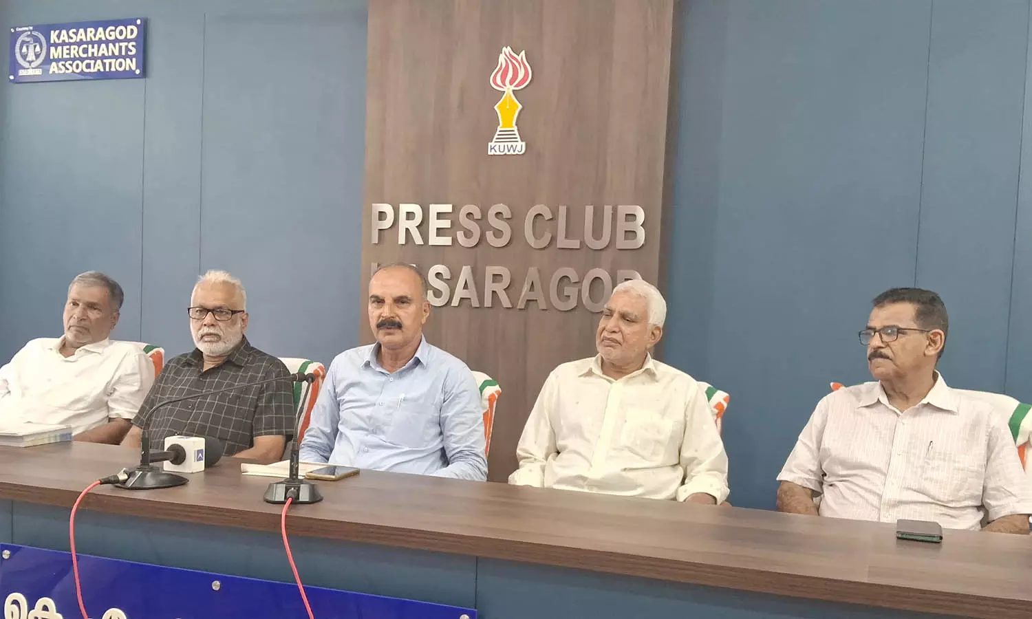 അപൂര്വ്വ സൗഹൃദത്തിന്റെ ചിറകിലേറി തളങ്കര സ്കൂള് 75 മേറ്റ്സ്; സുവര്ണ ജൂബിലി ആഘോഷത്തിന് വെള്ളിയാഴ്ച തുടക്കം അപൂര്വ്വ സൗഹൃദത്തിന്റെ ചിറകിലേറി തളങ്കര സ്കൂള് 75 മേറ്റ്സ്; സുവര്ണ ജൂബിലി ആഘോഷത്തിന് വെള്ളിയാഴ്ച തുടക്കം