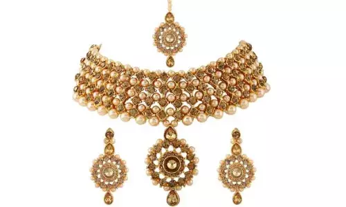 സ്വര്ണം വാങ്ങുന്നവര്ക്ക് താല്ക്കാലിക ആശ്വാസം; പവന് 2200 രൂപ കുറഞ്ഞു സ്വര്ണം വാങ്ങുന്നവര്ക്ക് താല്ക്കാലിക ആശ്വാസം; പവന് 2200 രൂപ കുറഞ്ഞു