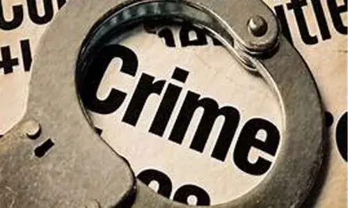 പരാതി അന്വേഷിക്കാനെത്തിയ പൊലീസ് ഉദ്യോഗസ്ഥരെ ചട്ടിയും കല്ലുമെറിഞ്ഞ് പരിക്കേല്‍പ്പിച്ചു; രണ്ടുപേര്‍ കസ്റ്റഡിയില്‍