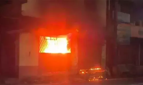 വിട് ളയിലെ കെട്ടിട സമുച്ചയത്തില് വന് തീപിടുത്തം; രണ്ട് കടകള് കത്തിനശിച്ചു വിട് ളയിലെ കെട്ടിട സമുച്ചയത്തില് വന് തീപിടുത്തം; രണ്ട് കടകള് കത്തിനശിച്ചു