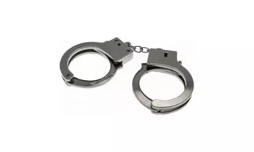 സ്കൂട്ടറില് മദ്യം കടത്തിയ കേസില് ഒളിവിലായിരുന്ന പ്രതി അറസ്റ്റില് സ്കൂട്ടറില് മദ്യം കടത്തിയ കേസില് ഒളിവിലായിരുന്ന പ്രതി അറസ്റ്റില്