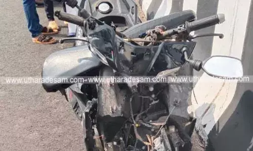 പടന്നക്കാട്ട് സ്‌കൂട്ടറും ലോറിയും കൂട്ടിയിടിച്ച് യുവതി മരിച്ചു; കൂടെ യാത്ര ചെയ്തിരുന്ന മകള്‍ ഗുരുതരാവസ്ഥയില്‍ ആശുപത്രിയില്‍