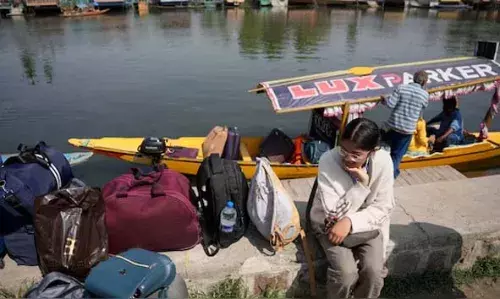 പഹല്‍ഗാം ഭീകരാക്രമണം: തിരിച്ചടി ഭയന്ന് കശ്മീരിലെ ടൂറിസം വ്യവസായം; വിനോദയാത്രാ ബുക്കിംഗില്‍ വന്‍ ഇടിവ്