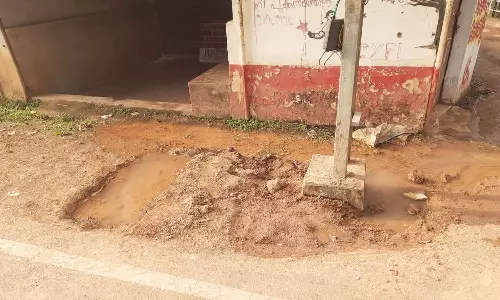 കുടിവെള്ളത്തിന് ജനങ്ങള് നെട്ടോട്ടമോടുമ്പോള് നഗരത്തിലടക്കം പൈപ്പ് പൊട്ടി വെള്ളം പാഴാവുന്നു കുടിവെള്ളത്തിന് ജനങ്ങള് നെട്ടോട്ടമോടുമ്പോള് നഗരത്തിലടക്കം പൈപ്പ് പൊട്ടി വെള്ളം പാഴാവുന്നു