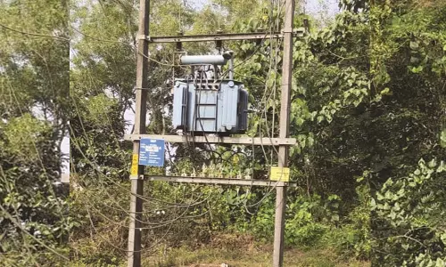 ഏണിയര്പ്പില് നട വഴിക്കരികിലെ ട്രാന്സ്ഫോര്മര് അപകടം മാടി വിളിക്കുന്നു ഏണിയര്പ്പില് നട വഴിക്കരികിലെ ട്രാന്സ്ഫോര്മര് അപകടം മാടി വിളിക്കുന്നു