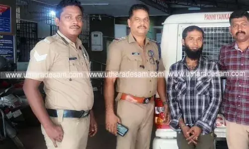 കോഴിക്കോട് പന്നിയങ്കര കവര്ച്ചാക്കേസില് കുമ്പള പച്ചമ്പള സ്വദേശി റിമാണ്ടില്; ഒരുവര്ഷം മുമ്പ് കാപ്പ ചുമത്തപ്പെട്ട യുവാവ് 4 വാറണ്ട് കേസുകളിലും പ്രതി കോഴിക്കോട് പന്നിയങ്കര കവര്ച്ചാക്കേസില് കുമ്പള പച്ചമ്പള സ്വദേശി റിമാണ്ടില്; ഒരുവര്ഷം മുമ്പ് കാപ്പ ചുമത്തപ്പെട്ട യുവാവ് 4 വാറണ്ട് കേസുകളിലും പ്രതി