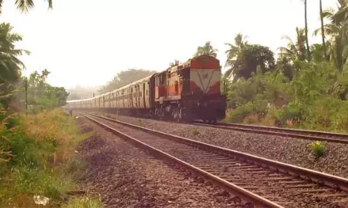 ആണ്സുഹൃത്തിനെ തേടി പത്തനം തിട്ടയില് നിന്നും കാസര്കോട്ടെത്തിയ 13കാരി റെയില്വെ പൊലീസിന്റെ പിടിയില് ആണ്സുഹൃത്തിനെ തേടി പത്തനം തിട്ടയില് നിന്നും കാസര്കോട്ടെത്തിയ 13കാരി റെയില്വെ പൊലീസിന്റെ പിടിയില്