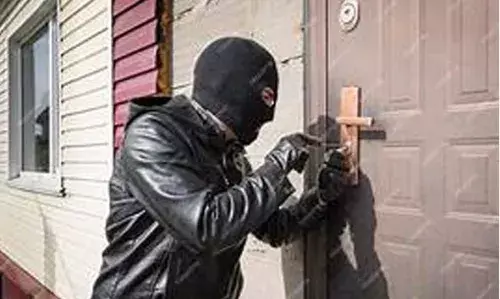 നീലേശ്വരത്ത് റിട്ട. പൊതുമരാമത്ത് എഞ്ചിനീയറുടെയും യുവതിയുടെയും വീടുകളില്‍ കവര്‍ച്ചാ ശ്രമം