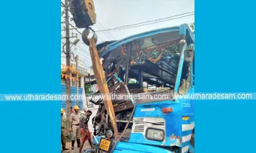 കാസര്കോട് ബസുകള് തമ്മില് കൂട്ടിയിടിച്ച് 12 പേര്ക്ക് പരിക്ക്; ഡ്രൈവര്ക്ക് ഗുരുതരം കാസര്കോട് ബസുകള് തമ്മില് കൂട്ടിയിടിച്ച് 12 പേര്ക്ക് പരിക്ക്; ഡ്രൈവര്ക്ക് ഗുരുതരം