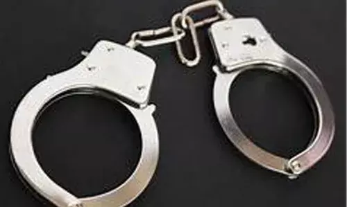 കോഴിക്കോട്ട് വിവാഹസംഘം സഞ്ചരിച്ച ബസിനും പൊലീസ് വാഹനത്തിനും നേരെ സ്ഫോടക വസ്തുക്കളെറിഞ്ഞു; കാസര്കോട് സ്വദേശികളുള്പ്പെടെ 3 പേര് അറസ്റ്റില് കോഴിക്കോട്ട് വിവാഹസംഘം സഞ്ചരിച്ച ബസിനും പൊലീസ് വാഹനത്തിനും നേരെ സ്ഫോടക വസ്തുക്കളെറിഞ്ഞു; കാസര്കോട് സ്വദേശികളുള്പ്പെടെ 3 പേര് അറസ്റ്റില്