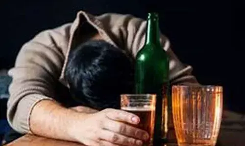 ഹൊസ് ദുര്‍ഗ് കോട്ടക്ക് മുകളിലിരുന്ന് മദ്യപിച്ച യുവാവ് താഴെയിറങ്ങാനാകാതെ ബഹളം വെച്ചു; ഒടുവില്‍ അഗ് നിരക്ഷാസേനയെത്തി രക്ഷപ്പെടുത്തി