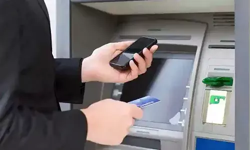 എസ്.ബി.ടിയുടെ കാസര്കോട് ബ്രാഞ്ച് മാറ്റിയത് ഇടപാടുകാര് അറിഞ്ഞില്ല; എ.ടി.എം കൗണ്ടറും നിര്ത്തി എസ്.ബി.ടിയുടെ കാസര്കോട് ബ്രാഞ്ച് മാറ്റിയത് ഇടപാടുകാര് അറിഞ്ഞില്ല; എ.ടി.എം കൗണ്ടറും നിര്ത്തി