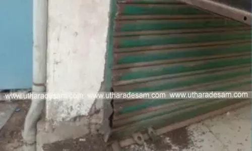 കുമ്പളയില് മലഞ്ചരക്ക് കടയുടെ ഷട്ടര് അടര്ത്തി മാറ്റി രണ്ട് ചാക്ക് കുരുമുളക് കവര്ന്നതായി പരാതി കുമ്പളയില് മലഞ്ചരക്ക് കടയുടെ ഷട്ടര് അടര്ത്തി മാറ്റി രണ്ട് ചാക്ക് കുരുമുളക് കവര്ന്നതായി പരാതി