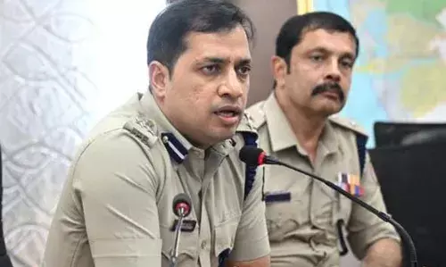 മംഗളൂരുവില് മലയാളി യുവാവിനെ ആള്ക്കൂട്ടം മര്ദിച്ച് കൊലപ്പെടുത്തിയ കേസ്; വീഴ്ച വരുത്തിയ ഉദ്യോഗസ്ഥര്ക്ക് സസ്പെന്ഷന് മംഗളൂരുവില് മലയാളി യുവാവിനെ ആള്ക്കൂട്ടം മര്ദിച്ച് കൊലപ്പെടുത്തിയ കേസ്; വീഴ്ച വരുത്തിയ ഉദ്യോഗസ്ഥര്ക്ക് സസ്പെന്ഷന്