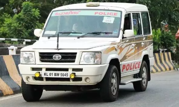 നിയന്ത്രണം വിട്ട വാന് കുറ്റിക്കാട്ടിലേക്ക് പാഞ്ഞുകയറി; മയക്ക് മരുന്ന് ഉപയോഗിച്ചെന്ന് ആരോപിച്ച് ഡ്രൈവര്ക്ക് ആള്ക്കൂട്ട മര്ദ്ദനം നിയന്ത്രണം വിട്ട വാന് കുറ്റിക്കാട്ടിലേക്ക് പാഞ്ഞുകയറി; മയക്ക് മരുന്ന് ഉപയോഗിച്ചെന്ന് ആരോപിച്ച് ഡ്രൈവര്ക്ക് ആള്ക്കൂട്ട മര്ദ്ദനം