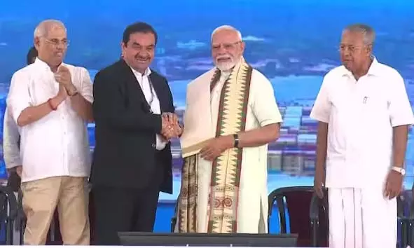 കേരളത്തിന്റെ സ്വപ്ന പദ്ധതി: വിഴിഞ്ഞം അന്താരാഷ്ട്ര തുറമുഖം പ്രധാനമന്ത്രി നരേന്ദ്ര മോദി രാജ്യത്തിന് സമര്പ്പിച്ചു കേരളത്തിന്റെ സ്വപ്ന പദ്ധതി: വിഴിഞ്ഞം അന്താരാഷ്ട്ര തുറമുഖം പ്രധാനമന്ത്രി നരേന്ദ്ര മോദി രാജ്യത്തിന് സമര്പ്പിച്ചു