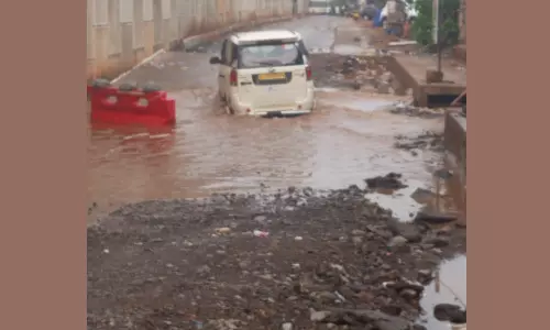 മൊഗ്രാലില് വീണ്ടും സര്വീസ് റോഡ് അടച്ചു; നാട്ടുകാര്ക്ക് ദുരിതം മൊഗ്രാലില് വീണ്ടും സര്വീസ് റോഡ് അടച്ചു; നാട്ടുകാര്ക്ക് ദുരിതം