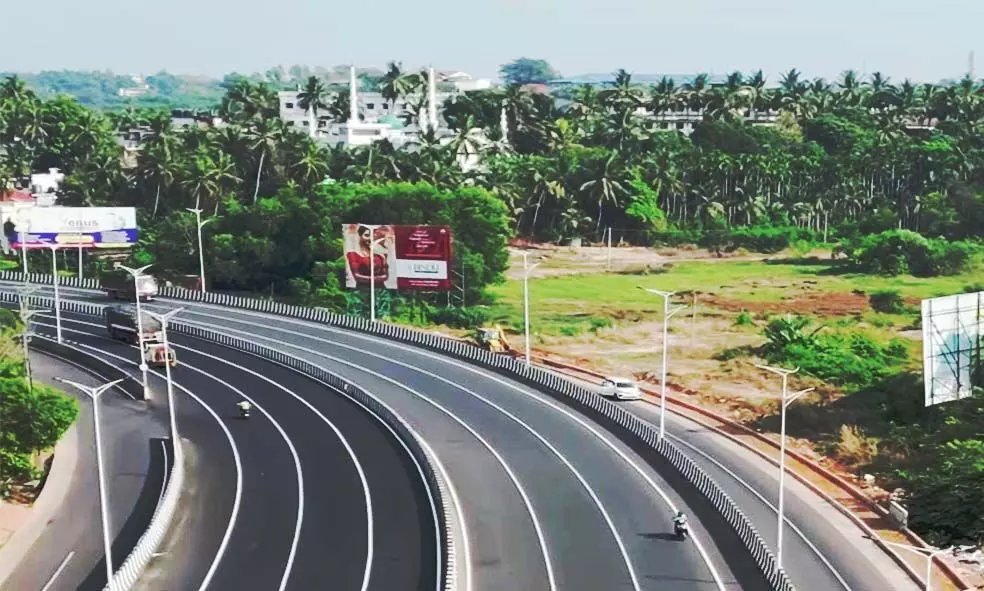 അറിയാം ആറ് വരിപ്പാതയിലെ ഡ്രൈവിംഗ്; ഇനി വാഹനമോടിക്കല് പഴയപോലെ അല്ല അറിയാം ആറ് വരിപ്പാതയിലെ ഡ്രൈവിംഗ്; ഇനി വാഹനമോടിക്കല് പഴയപോലെ അല്ല