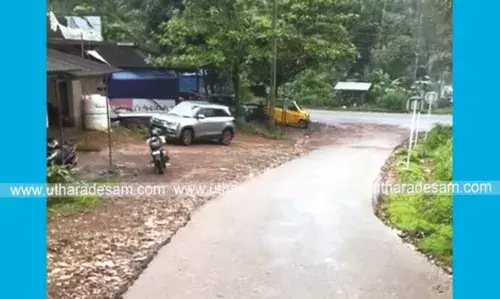 അധികൃതര് എന്ന് കണ്ണുതുറക്കും?പള്ളത്തടുക്ക-ഏത്തടുക്ക റോഡില് യാത്രാദുരിതത്തിന് അറുതിയായില്ല അധികൃതര് എന്ന് കണ്ണുതുറക്കും?പള്ളത്തടുക്ക-ഏത്തടുക്ക റോഡില് യാത്രാദുരിതത്തിന് അറുതിയായില്ല