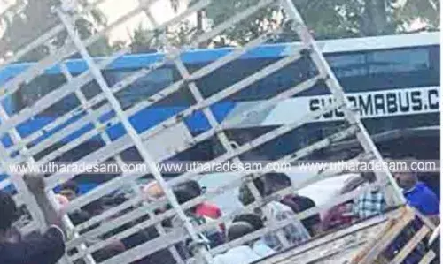 പൂച്ചക്കാട്ട് കോഴി കയറ്റി പോവുകയായിരുന്ന പിക്കപ്പ് വാന്‍ കലുങ്കിലിടിച്ച് മറിഞ്ഞ് 2 പേര്‍ക്ക് പരിക്കേറ്റു