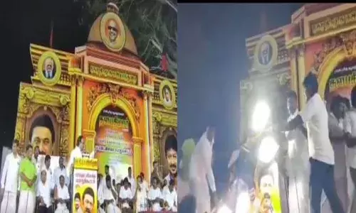 പ്രസംഗത്തിനിടെ ലൈറ്റ് സ്റ്റാന്‍ഡ് മറിഞ്ഞുവീണു; എ.രാജ രക്ഷപ്പെട്ടത് തലനാരിഴയ്ക്ക്; വീഡിയോ