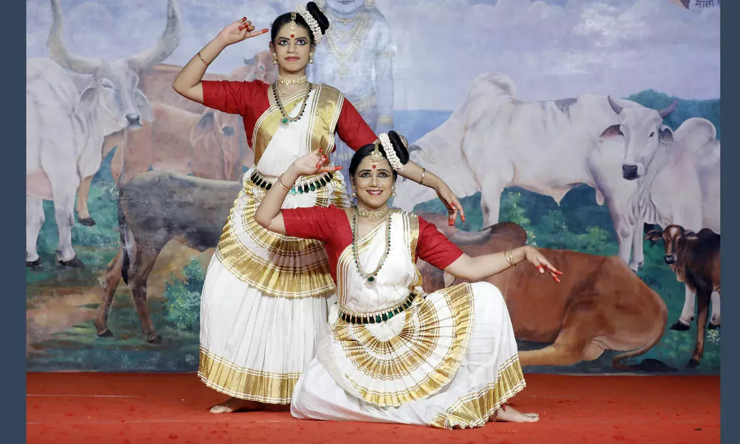 ഗോശാല നൃത്തോത്സവം; ശ്രദ്ധേയമായി സുജാത നായരുടെയും മകളുടെയും മോഹിനിയാട്ടം