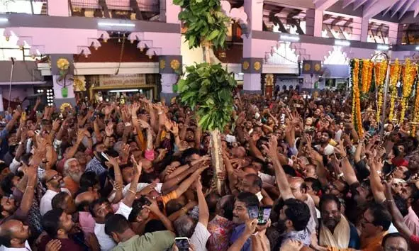 തൃശൂര് പൂരത്തിന് തുടക്കമായി; ചടങ്ങുകള് കാണാന് ആയിരങ്ങള് തൃശൂര് പൂരത്തിന് തുടക്കമായി; ചടങ്ങുകള് കാണാന് ആയിരങ്ങള്