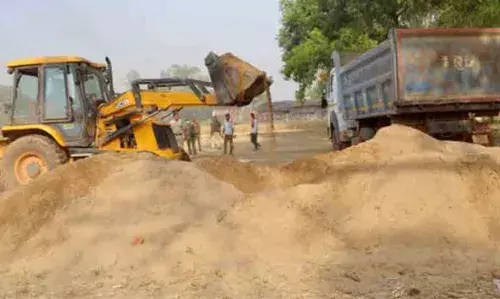 പുഴയില് മുക്കിവെച്ച 6 മണല് നിറച്ച തോണികളും 200 ചാക്ക് മണലും പൊലീസ് ജെ.സി.ബി ഉപയോഗിച്ച് തകര്ത്തു പുഴയില് മുക്കിവെച്ച 6 മണല് നിറച്ച തോണികളും 200 ചാക്ക് മണലും പൊലീസ് ജെ.സി.ബി ഉപയോഗിച്ച് തകര്ത്തു