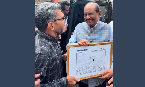 ഉത്തരദേശത്തില് പ്രസിദ്ധീകരിച്ച കാര്ട്ടൂണ് എം.എ യൂസഫലിക്ക് സമ്മാനിച്ച് കാര്ട്ടൂണിസ്റ്റ് ഉത്തരദേശത്തില് പ്രസിദ്ധീകരിച്ച കാര്ട്ടൂണ് എം.എ യൂസഫലിക്ക് സമ്മാനിച്ച് കാര്ട്ടൂണിസ്റ്റ്