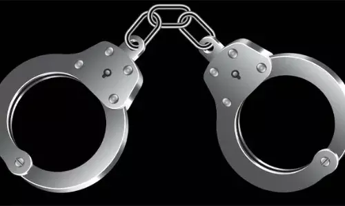 പീഡനത്തെ തുടര്ന്ന് വീടുവിട്ട 17 കാരിയെ യാത്രക്കാര് പൊലീസിലേല്പ്പിച്ചു; രണ്ടാനച്ഛന് കസ്റ്റഡിയില് പീഡനത്തെ തുടര്ന്ന് വീടുവിട്ട 17 കാരിയെ യാത്രക്കാര് പൊലീസിലേല്പ്പിച്ചു; രണ്ടാനച്ഛന് കസ്റ്റഡിയില്