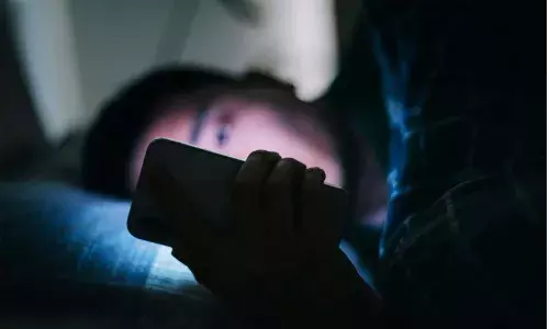 ഉറങ്ങുന്നതിന് മുമ്പ് കണ്ണുകള്‍ മൊബൈല്‍ സ്‌ക്രീനിലാണോ? ഉറക്കക്കുറവ് 59% വരെയെന്ന് പഠനം