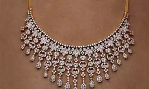 ഉപഭോക്താക്കളില് ആശങ്ക ഉയര്ത്തി സ്വര്ണവിലയില് വീണ്ടും വര്ധനവ്; പവന് 400 രൂപ കൂടി ഉപഭോക്താക്കളില് ആശങ്ക ഉയര്ത്തി സ്വര്ണവിലയില് വീണ്ടും വര്ധനവ്; പവന് 400 രൂപ കൂടി