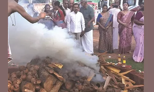 തൃക്കണ്ണാട് ക്ഷേത്രത്തില് അപൂര്വ്വ ചടങ്ങായി കൊടിമര ദഹനക്രിയ തൃക്കണ്ണാട് ക്ഷേത്രത്തില് അപൂര്വ്വ ചടങ്ങായി കൊടിമര ദഹനക്രിയ