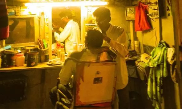 ദളിതര് മുടി വെട്ടാനെത്തി; കര്ണാടകയില് മുഴുവന് ബാര്ബര് ഷോപ്പുകളും അടച്ച് വിവേചനം ദളിതര് മുടി വെട്ടാനെത്തി; കര്ണാടകയില് മുഴുവന് ബാര്ബര് ഷോപ്പുകളും അടച്ച് വിവേചനം