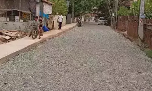 കരിങ്കല്ലുകള് പാകി; പക്ഷെ ടാറിങ്ങില്ല; നീലേശ്വരത്ത് വ്യാപാരികള് പ്രതിഷേധത്തിന് കരിങ്കല്ലുകള് പാകി; പക്ഷെ ടാറിങ്ങില്ല; നീലേശ്വരത്ത് വ്യാപാരികള് പ്രതിഷേധത്തിന്