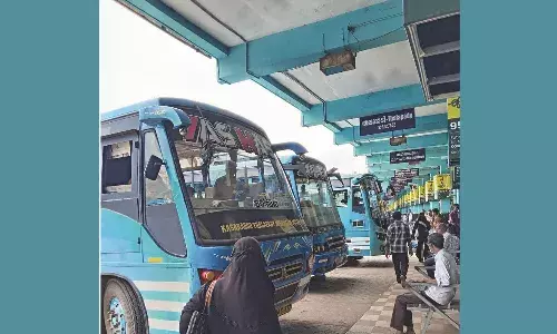 സ്വകാര്യ ബസ്സുകള് പുതിയ ബസ് സ്റ്റാന്ഡില് സര്വീസ് അവസാനിപ്പിക്കുന്നു; യാത്രക്കാര്ക്ക് ദുരിതം സ്വകാര്യ ബസ്സുകള് പുതിയ ബസ് സ്റ്റാന്ഡില് സര്വീസ് അവസാനിപ്പിക്കുന്നു; യാത്രക്കാര്ക്ക് ദുരിതം