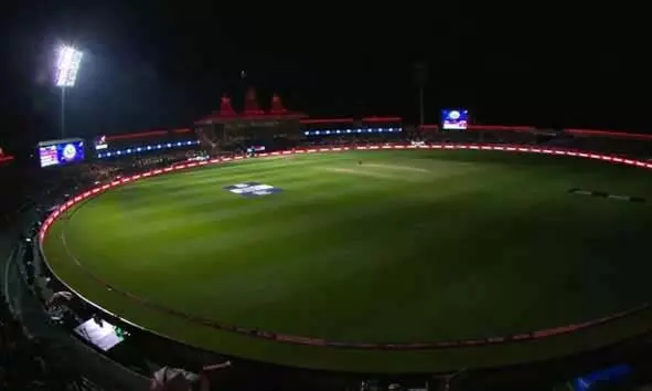 ഐ.പി.എല്ലിനിടെ നാടകീയ സംഭവങ്ങള്; ഫ്ളഡ് ലൈറ്റുകള് അണച്ച് കാണികളോട് സ്റ്റേഡിയം വിടാന് അഭ്യര്ഥിച്ചു ഐ.പി.എല്ലിനിടെ നാടകീയ സംഭവങ്ങള്; ഫ്ളഡ് ലൈറ്റുകള് അണച്ച് കാണികളോട് സ്റ്റേഡിയം വിടാന് അഭ്യര്ഥിച്ചു