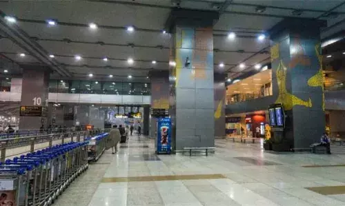 വിമാനത്താവളങ്ങളില് സുരക്ഷാ പരിശോധനകള് ശക്തം ; യാത്രക്കാര് 3 മണിക്കൂര് മുമ്പ് തന്നെ എത്തണം വിമാനത്താവളങ്ങളില് സുരക്ഷാ പരിശോധനകള് ശക്തം ; യാത്രക്കാര് 3 മണിക്കൂര് മുമ്പ് തന്നെ എത്തണം