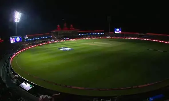 ഐ.പി.എല്ലിനിടെ നാടകീയ സംഭവങ്ങള്‍; ഫ്ളഡ് ലൈറ്റുകള്‍ അണച്ച്‌ കാണികളോട് സ്റ്റേഡിയം വിടാന്‍ അഭ്യര്‍ഥിച്ചു