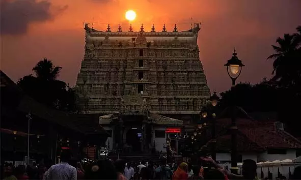 ശ്രീ പത്മനാഭ സ്വാമി ക്ഷേത്രത്തില് നിന്നും 107 ഗ്രാം സ്വര്ണം മോഷണം പോയതായി പരാതി ശ്രീ പത്മനാഭ സ്വാമി ക്ഷേത്രത്തില് നിന്നും 107 ഗ്രാം സ്വര്ണം മോഷണം പോയതായി പരാതി