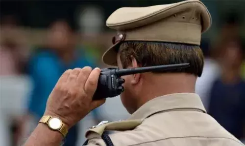 വീട്ടുമുറ്റത്ത് അതിക്രമിച്ച് കടന്ന് ദമ്പതികളെ മരവടി കൊണ്ട് അടിച്ച് പരിക്കേല്പ്പിച്ചു: 3 പേര്ക്കെതിരെ കേസ് വീട്ടുമുറ്റത്ത് അതിക്രമിച്ച് കടന്ന് ദമ്പതികളെ മരവടി കൊണ്ട് അടിച്ച് പരിക്കേല്പ്പിച്ചു: 3 പേര്ക്കെതിരെ കേസ്