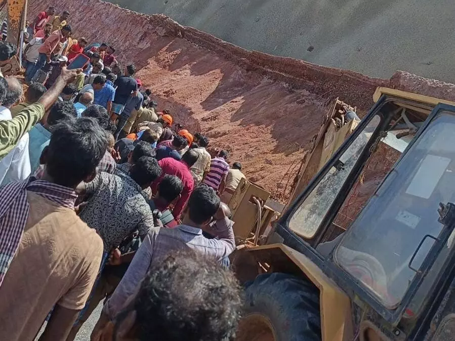 ദേശീയപാത നിർമാണം : മട്ടലായികുന്ന് ഇടിഞ്ഞ് ഇതര സംസ്ഥാന തൊഴിലാളി മരിച്ചു:2 പേർക്ക് പരിക്ക് ദേശീയപാത നിർമാണം : മട്ടലായികുന്ന് ഇടിഞ്ഞ് ഇതര സംസ്ഥാന തൊഴിലാളി മരിച്ചു:2 പേർക്ക് പരിക്ക്