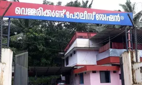 16 കാരിയെ ചുംബിച്ച യുവാവിനെതിരെ പോക്സോ കേസ്; ശരീരത്തില് സ്പര്ശിച്ചതിന് മറ്റൊരാള്ക്കെതിരെയും കേസെടുത്തു 16 കാരിയെ ചുംബിച്ച യുവാവിനെതിരെ പോക്സോ കേസ്; ശരീരത്തില് സ്പര്ശിച്ചതിന് മറ്റൊരാള്ക്കെതിരെയും കേസെടുത്തു