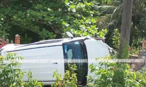 നിയന്ത്രണം വിട്ട കാര് മതിലിലിടിച്ച് മറിഞ്ഞു; യാത്രക്കാര് അല്ഭുതകരമായി രക്ഷപ്പെട്ടു നിയന്ത്രണം വിട്ട കാര് മതിലിലിടിച്ച് മറിഞ്ഞു; യാത്രക്കാര് അല്ഭുതകരമായി രക്ഷപ്പെട്ടു