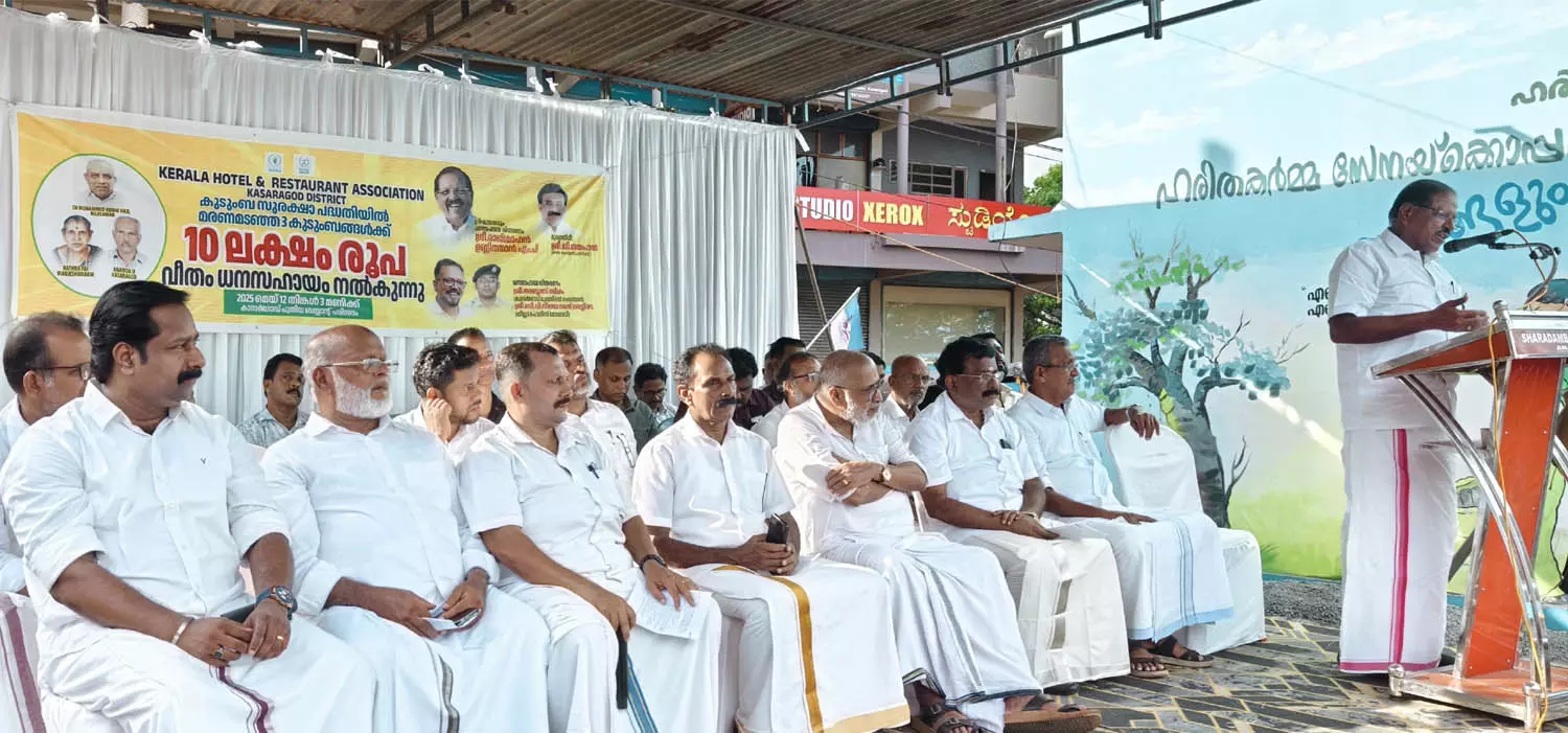 കേരള ഹോട്ടല് ആന്റ് റെസ്റ്റോറന്റ് അസോസിയേഷന് കുടുംബ സുരക്ഷാ പദ്ധതി വിതരണം ചെയ്തു കേരള ഹോട്ടല് ആന്റ് റെസ്റ്റോറന്റ് അസോസിയേഷന് കുടുംബ സുരക്ഷാ പദ്ധതി വിതരണം ചെയ്തു
