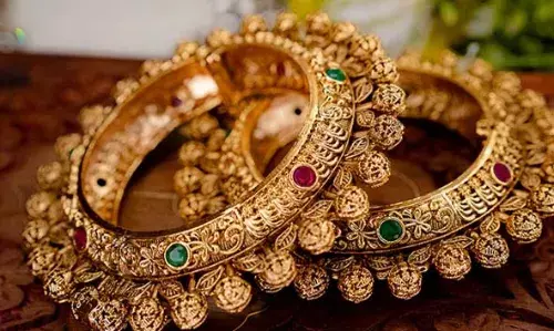 വില കുറയുമെന്ന് കരുതി കാത്തിരുന്നവര്ക്ക് തിരിച്ചടി; സ്വര്ണവിലയില് നേരിയ വര്ധന; പവന് 70,120 രൂപ വില കുറയുമെന്ന് കരുതി കാത്തിരുന്നവര്ക്ക് തിരിച്ചടി; സ്വര്ണവിലയില് നേരിയ വര്ധന; പവന് 70,120 രൂപ